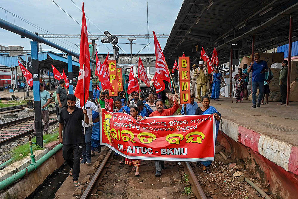 Nationwide trade unions strike latest photos; Bharat Bandh in Bhubaneswar