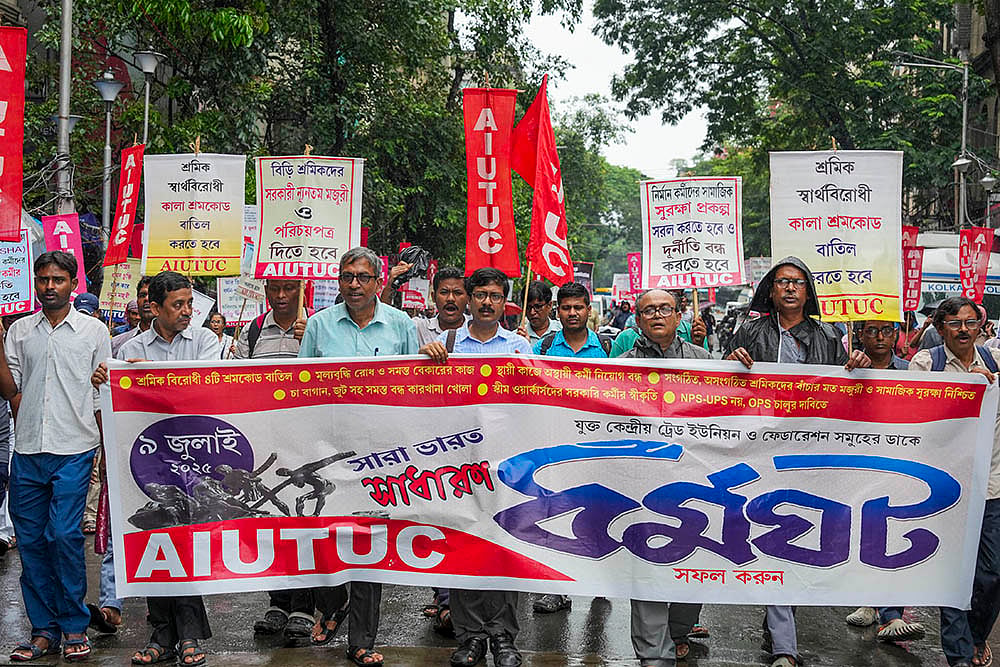 Nationwide trade unions strike latest photos; Bharat Bandh in Kolkata