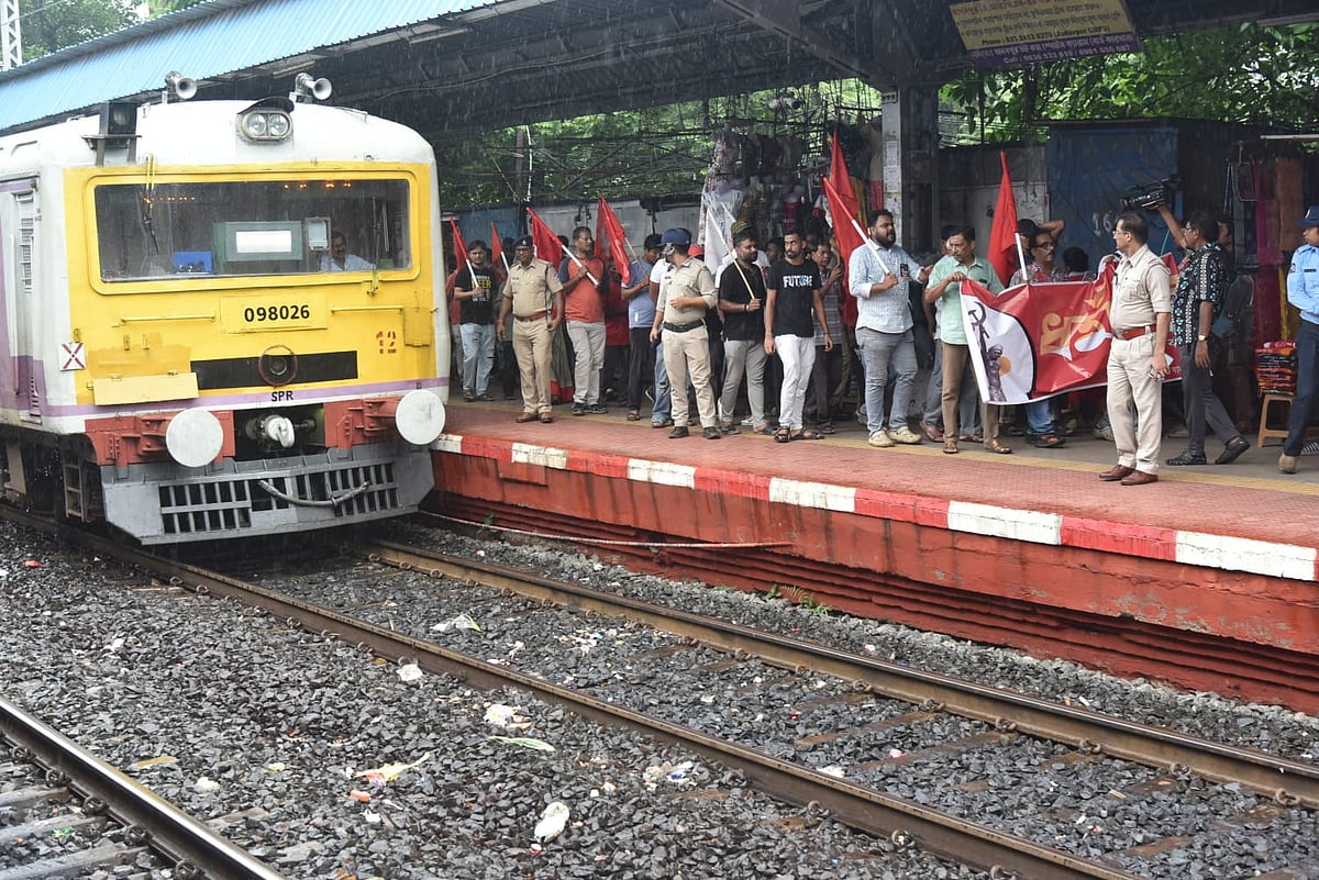 Bharat Bandh: Jadavapur railway station in South Kolkata
