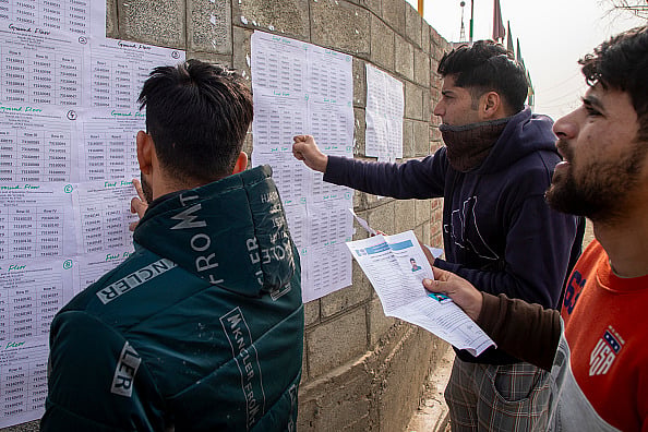 Photo by Faisal Bashir/SOPA Images/LightRocket via Getty Images : Candidates for police constable posts desperately check their roll in Srinagar 
