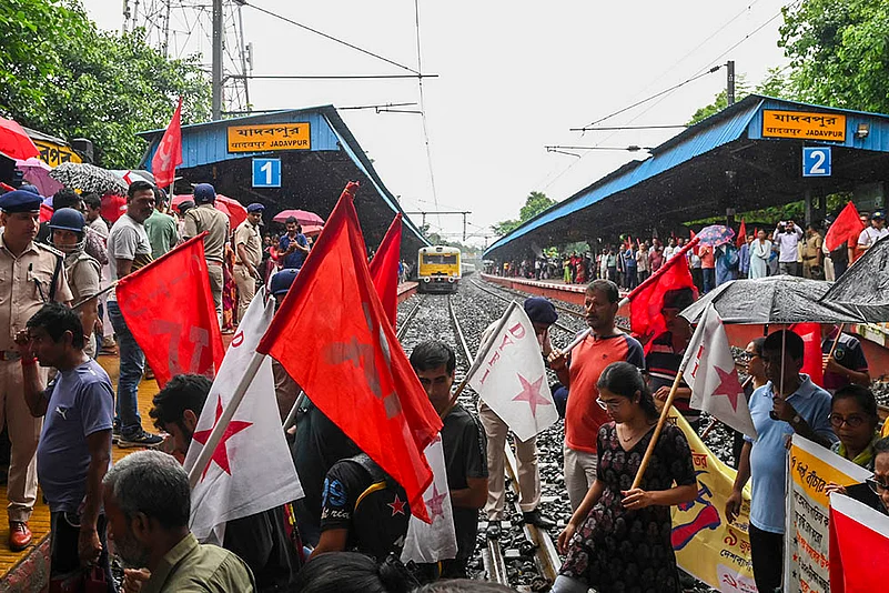 Nationwide trade unions strike latest photos; Bharat Bandh in Kolkata