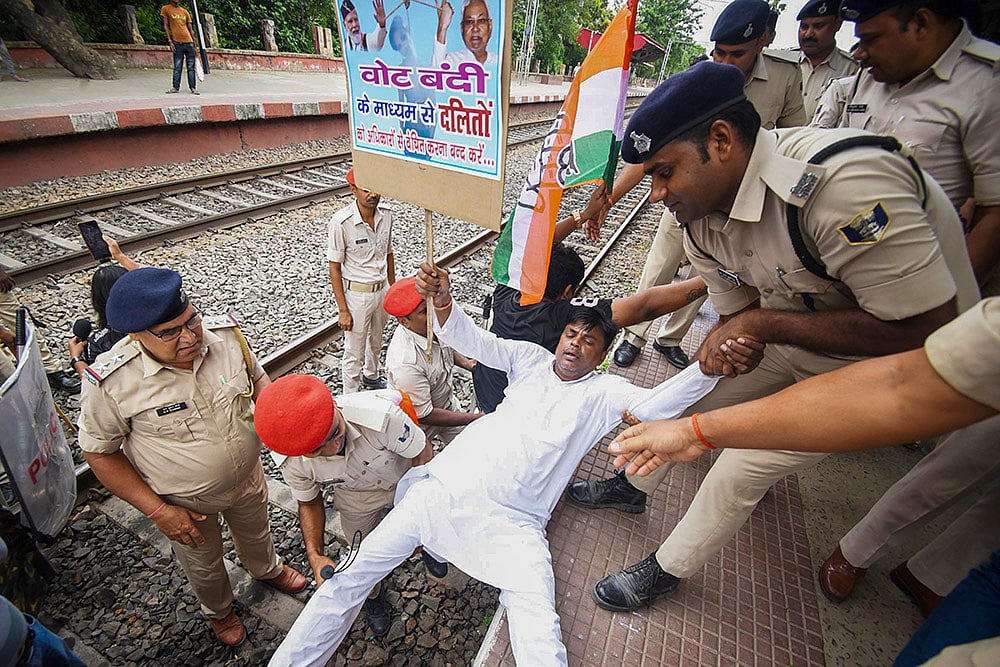 INDIA bloc Bihar bandh against Special Intensive Revision (SIR)_Sachiwalay Halt Railway station