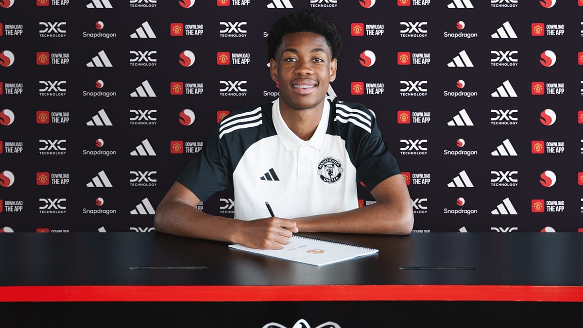 Enzo Kana-Biyik signs for Manchester United - null