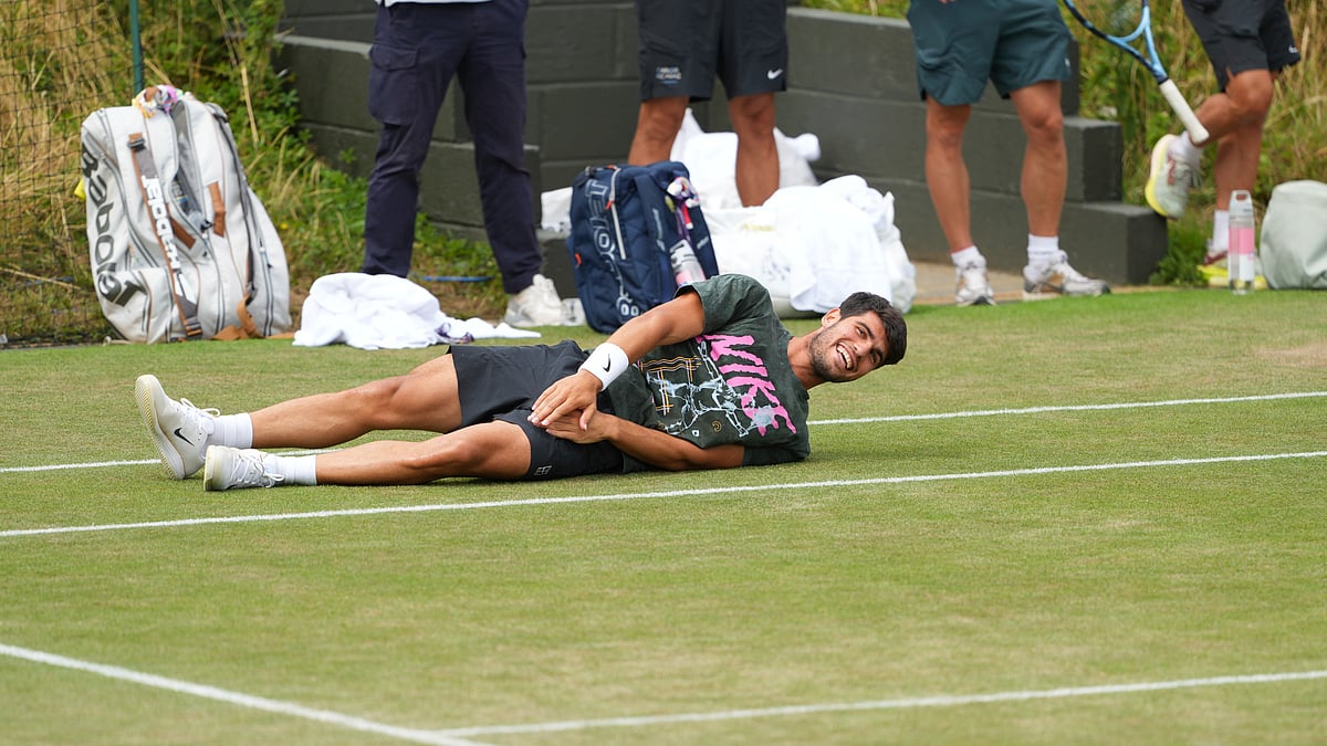  (AP Photo/Joanna Chan)
 : Spain's Carlos Alcaraz rolls on one of the practice courts on day ten at the Wimbledon Tennis Championships in London, Wednesday, July 9, 2025.