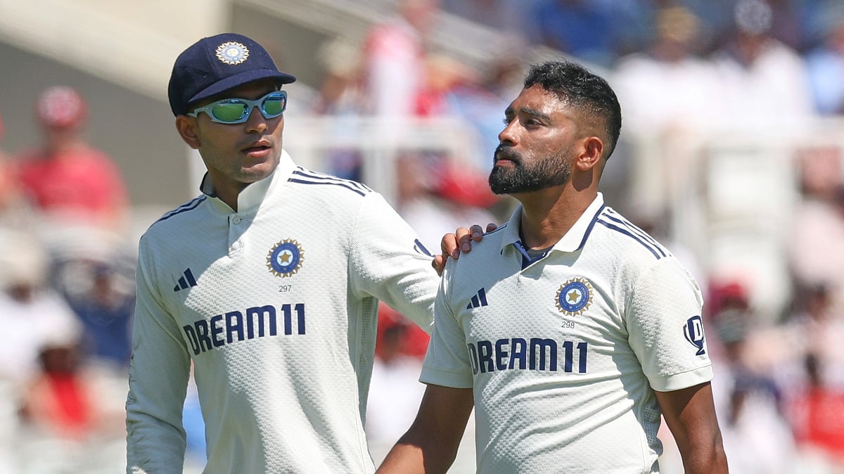  (AP Photo/Richard Pelham) : India's captain Shubman Gill, left, talks to India's Mohammed Siraj before start bowling during the third cricket test match between England and India at Lord's cricket ground in London, Friday, July 11, 2025.