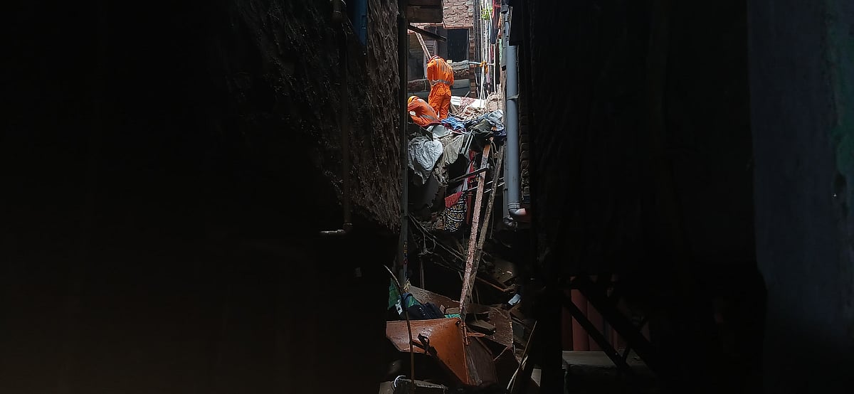 Vikram S/Outlook India : Delhi Janata colony building collapse
