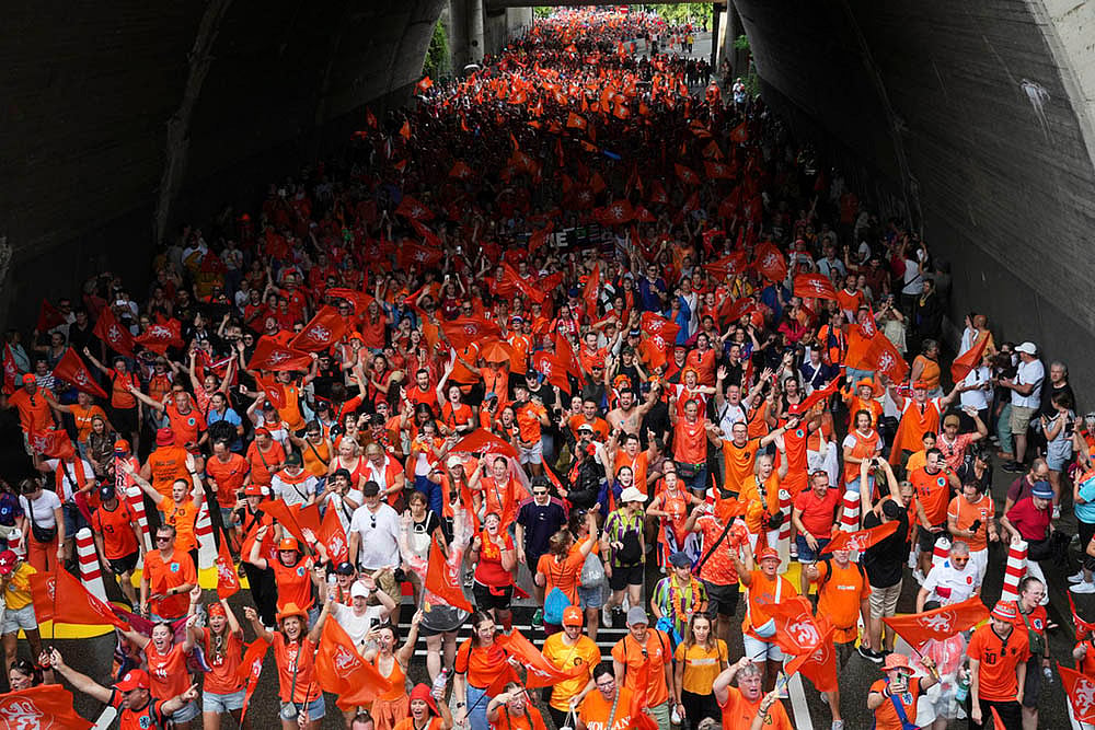 UEFA Womens Euros 2025  Netherlands vs France soccer group D match photo_Netherlands fans