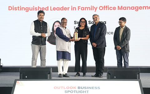 Swati Saxena - Founder & CEO 4Thoughts Finance receiving the award