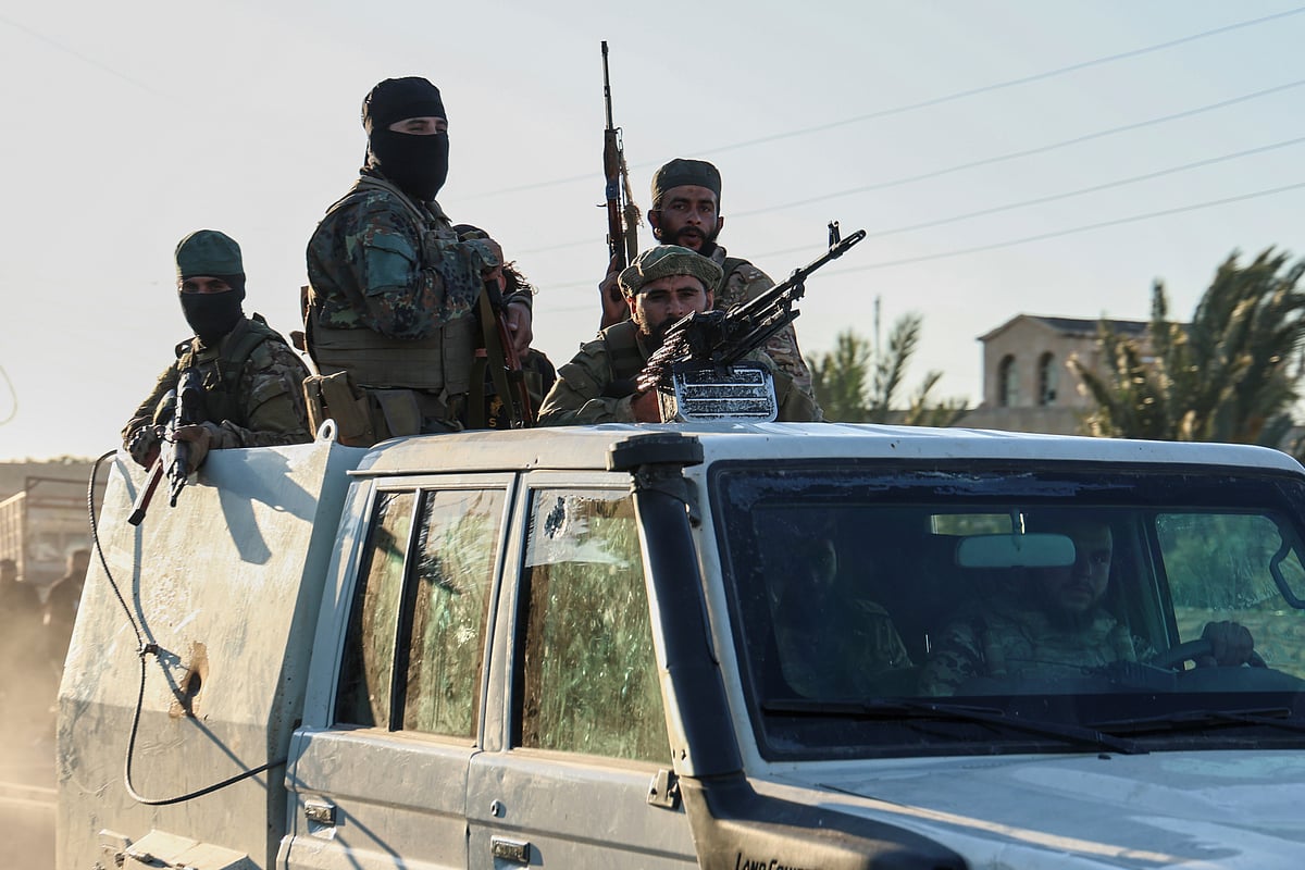 AP Photo/Ghaith Alsayed : Syrian government forces deploy at the Mazraa village on the outskirts of city of Sweida, where clashes erupted between Sunni Bedouin clans and Druze militias, southern Syria.