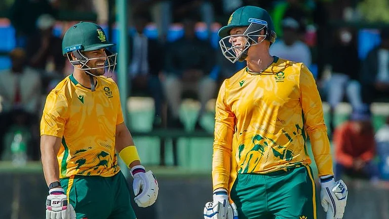 South Africa vs New Zealand: South African players in action against Zimbabwe in the first Zimbabwe T20I Tri-Series 2025 match. - | Photo: X/ProteasMenCSA