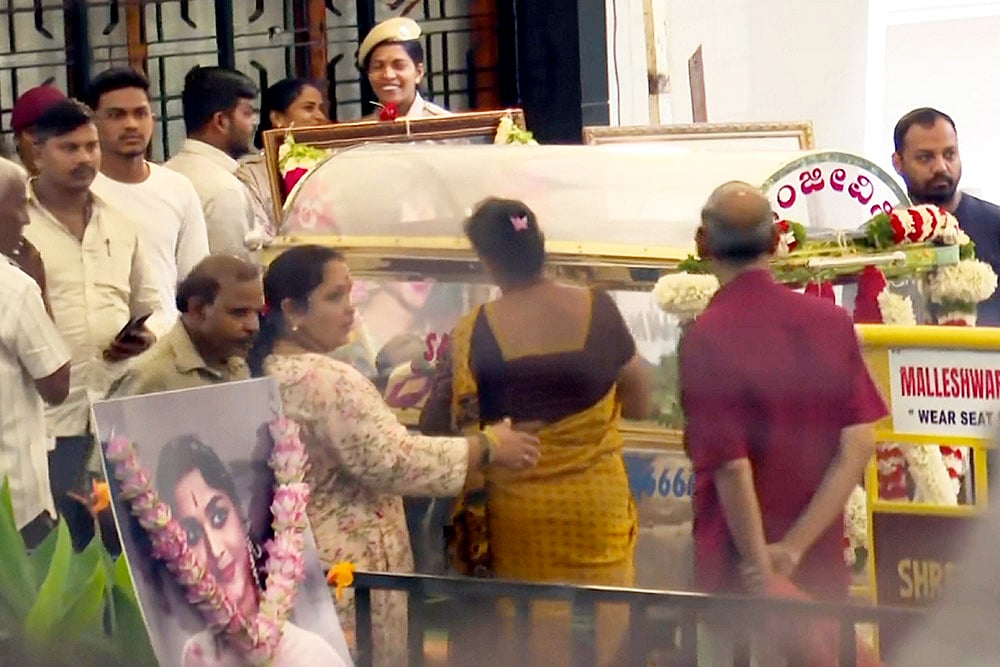Veteran actress Saroja Devis mortal remains brought to her residence