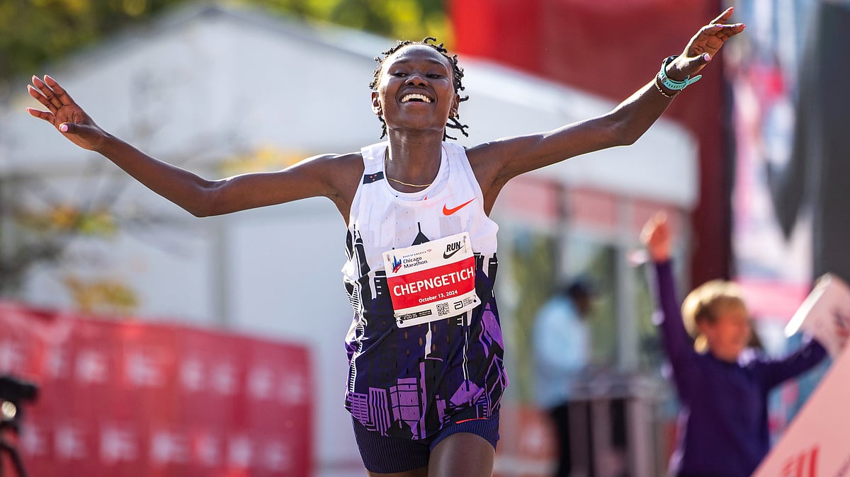 Ruth Chepngetich, from Kenya, crosses the finish line of the Chicago Marathon to win the women's professional division and break the women's marathon world record in Grant Park on Oct. 13, 2024. - | Photo: AP/Tess Crowley
