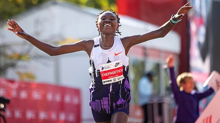Ruth Chepngetich, from Kenya, crosses the finish line of the Chicago Marathon to win the women's professional division and break the women's marathon world record in Grant Park on Oct. 13, 2024. - | Photo: AP/Tess Crowley
