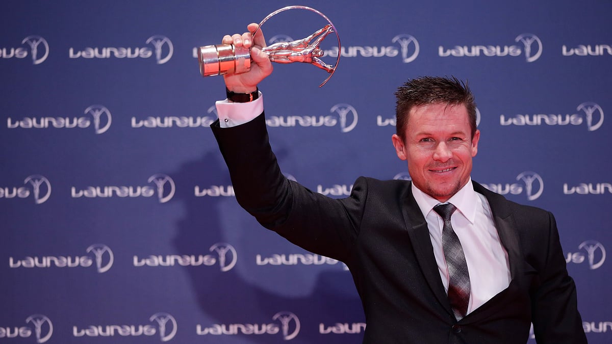 | Photo: AP/Felipe Dana : Austria skydiver Felix Baumgartner holds the Laureus World Action Sportsperson trophy as he poses for pictures during the Year at the Laureus World Sports Awards in Rio de Janeiro, Brazil, March 11, 2013. 