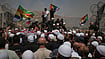 (AP Photo/Leo Correa) : Druze from Syria and Israel protest on the Israeli-Syrian border, in Majdal Shams in the Israeli-controlled Golan Heights, Wednesday, July 16, 2025, amid the ongoing clashes between Syrian government forces and Druze armed groups in the southern Syrian city of Sweida. 