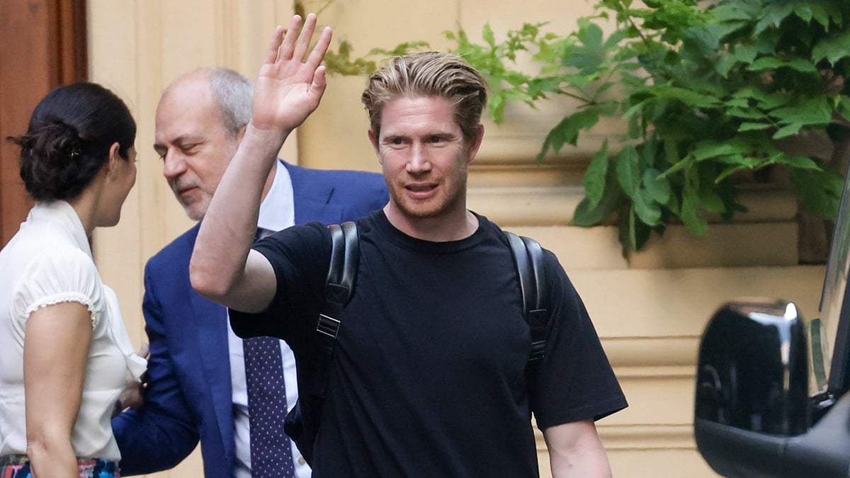 Kevin De Bruyne waves to Napoli fans.