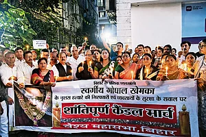 | Photo: Getty Images : In Solidarity: Businessmen in Patna take out a candle march to protest against the murder of Gopal Khemka