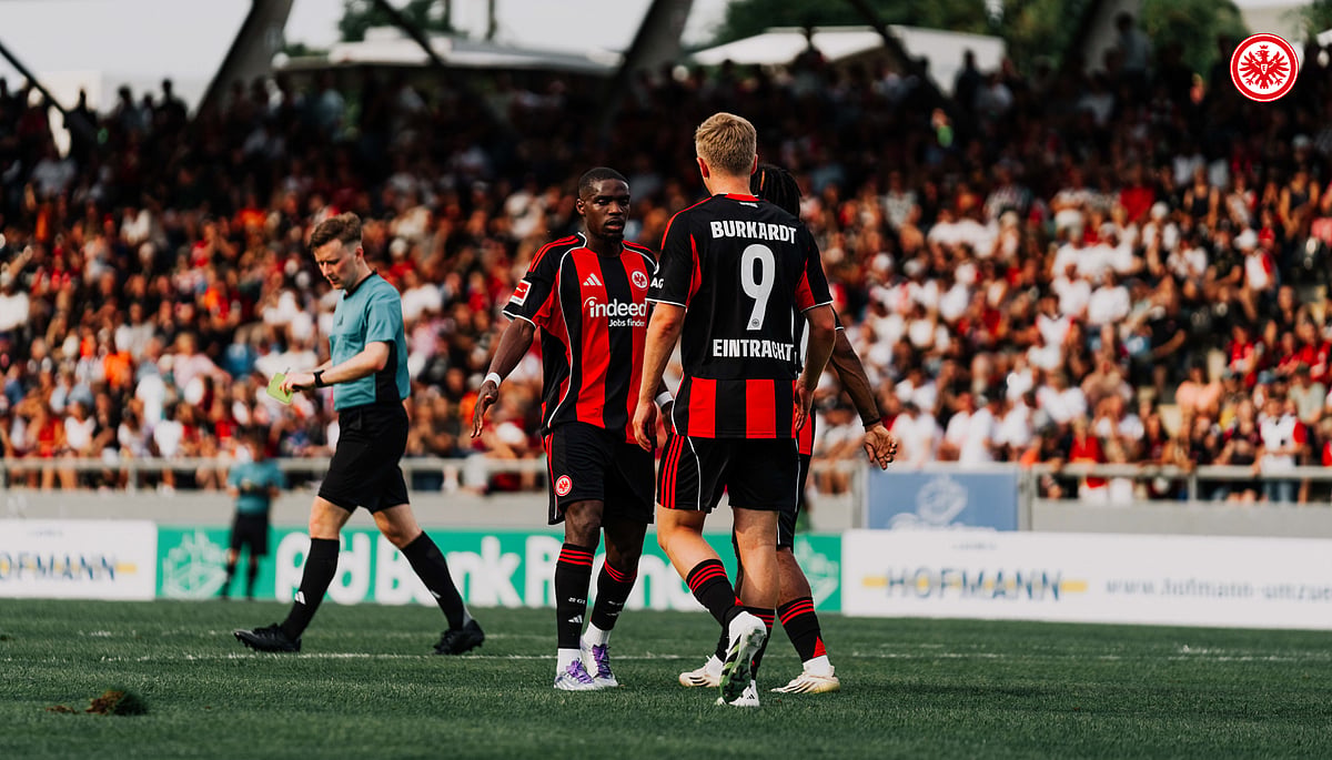 | Photo: X/Eintracht : Eintracht Frankfurt players in action during the pre-season friendly match against FSV Mainz.