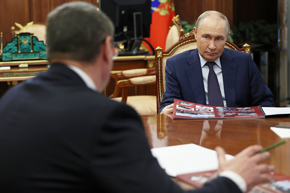 Mikhail Metzel : Russian President Vladimir Putin, (right), speaks with Ali Larijani (left), top adviser to Iran’s supreme leader