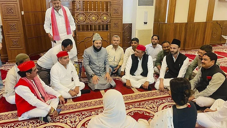 Samajwadi Party MPs Akhilesh Yadav, Zia Ur Rehman Barq, Dharmendra Yadav, and Maulana Mohibullah Nadvi seen during their visit to a mosque in New Delhi (22 July, 2025) - Instagram; via @ziaurrehmanbarqmla