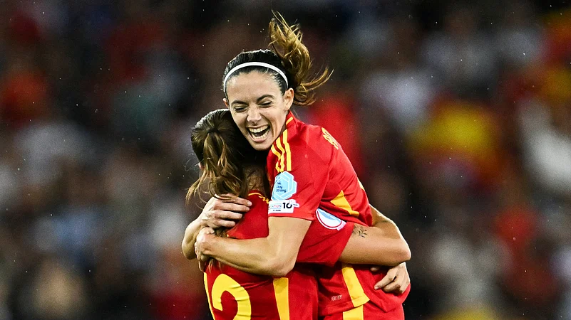 Aitana Bonmati celebrates with Patricia Guijarro