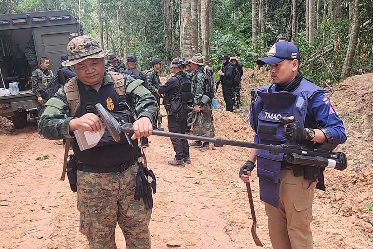thailand-cambodia border conflict_Thai soldiers inspect a border area