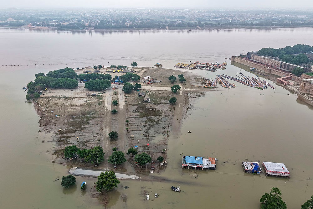| Photo: PTI : Water level of Rivers Ganga and Yamuna recede