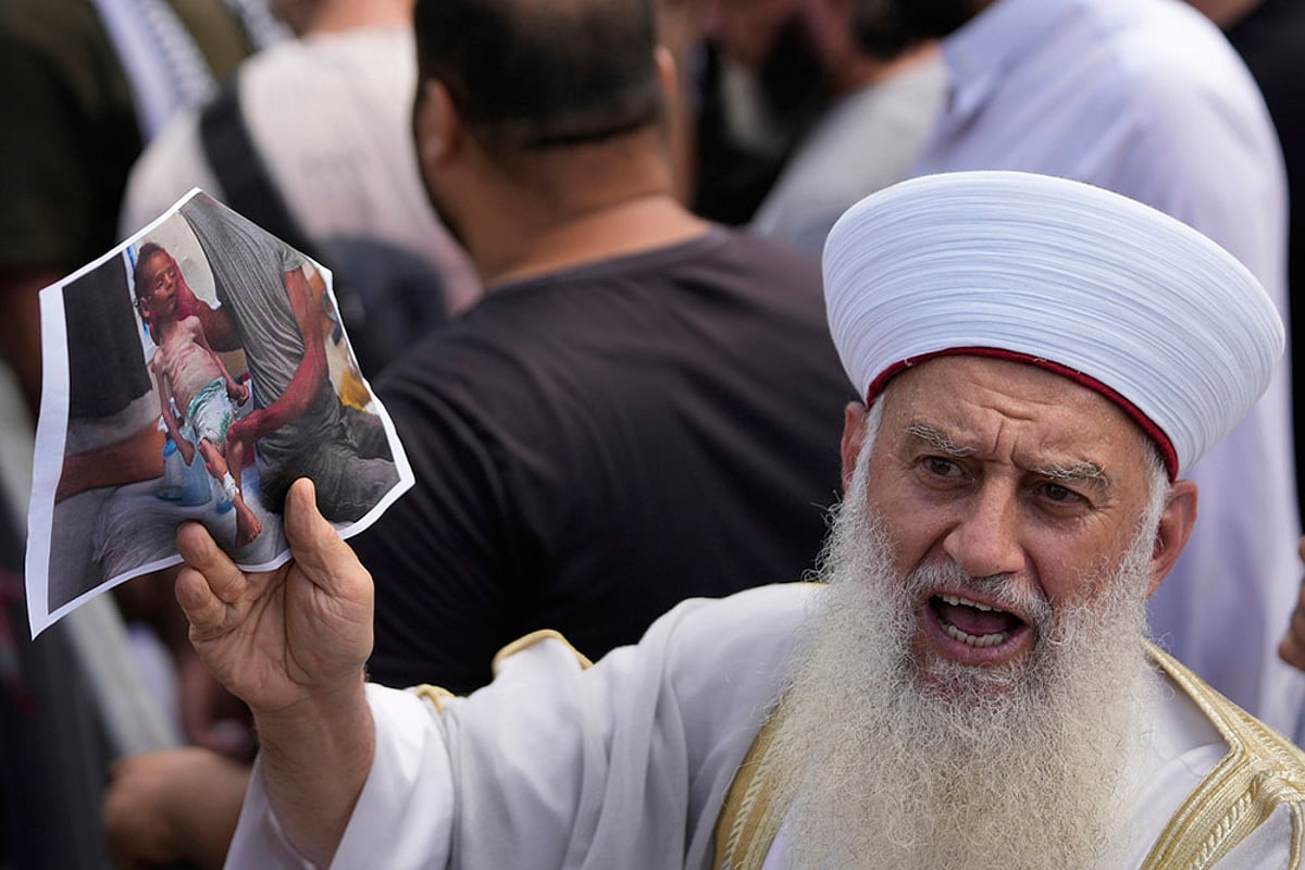 Lebanon Palestinians Clashes outside Egyptian embassy in Beirut: Stop the Starvation in Gaza