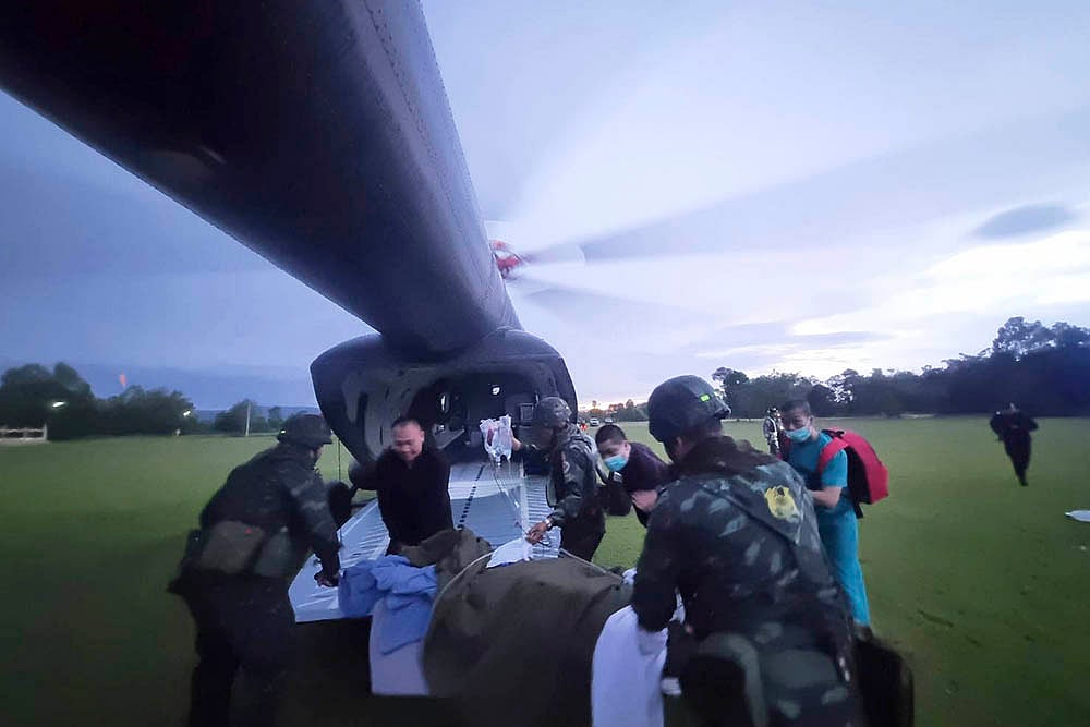 thailand-cambodia border conflict_injured Thai soldier airlifted