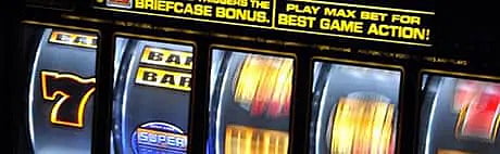 Slot machine reels with BAR and 7 symbols spinning
