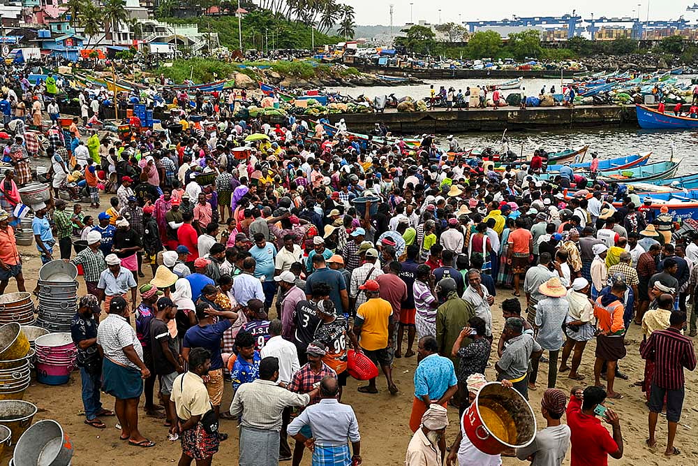 Crowd at Vizhinjam fishing harbour