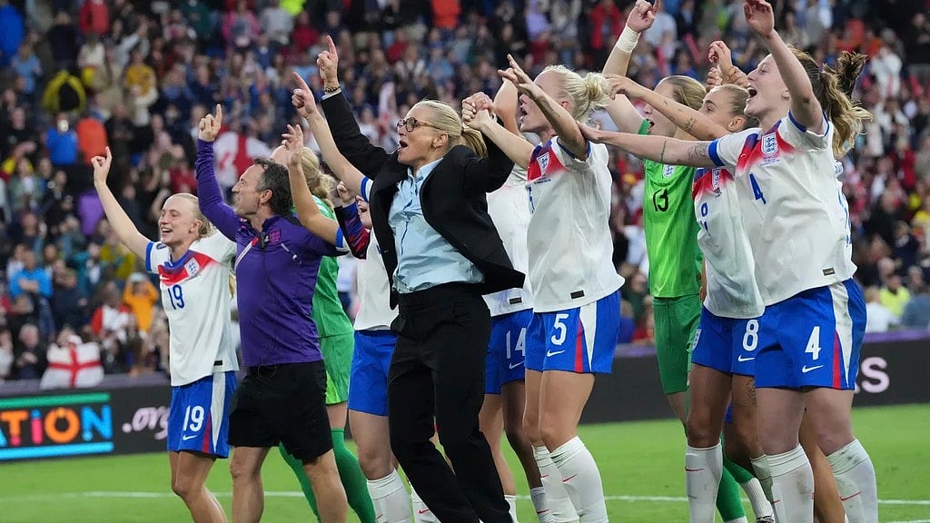  (AP Photo/Martin Meissner) : England head coach Sarina Wiegman celebrates with her players after winning the Women's Euro 2025 final soccer match between England and Spain at St. Jakob-Park in Basel, Switzerland, Sunday, July 27, 2025.