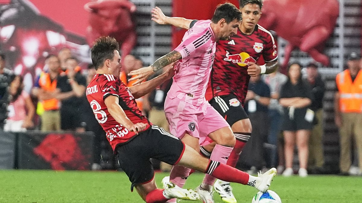 New York Red Bulls's Peter Stroud (8) battles for the ball with Inter Miami's Lionel Messi (10) during the second half of an MLS soccer match Saturday, July 19, 2025, in Harrison, N.J. - | Photo: AP/Frank Franklin II