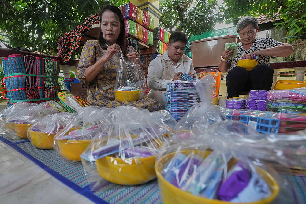 Thailand-Cambodia border conflict_packing goods for displaced thai people