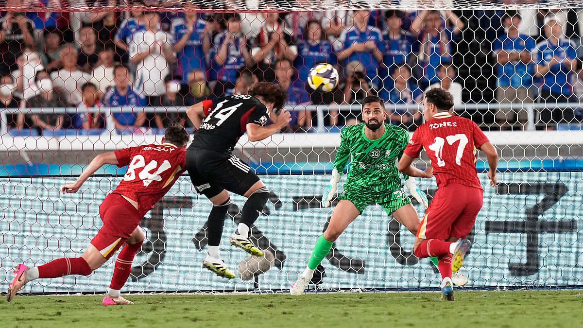 AP Photo/Eugene Hoshiko : Marinos' Asahi Uenaka heads a successful shot at Liverpool's goal during a friendly football match between Yokohama F. Marinos and Liverpool F.C. at Nissan Stadium in Yokohama.