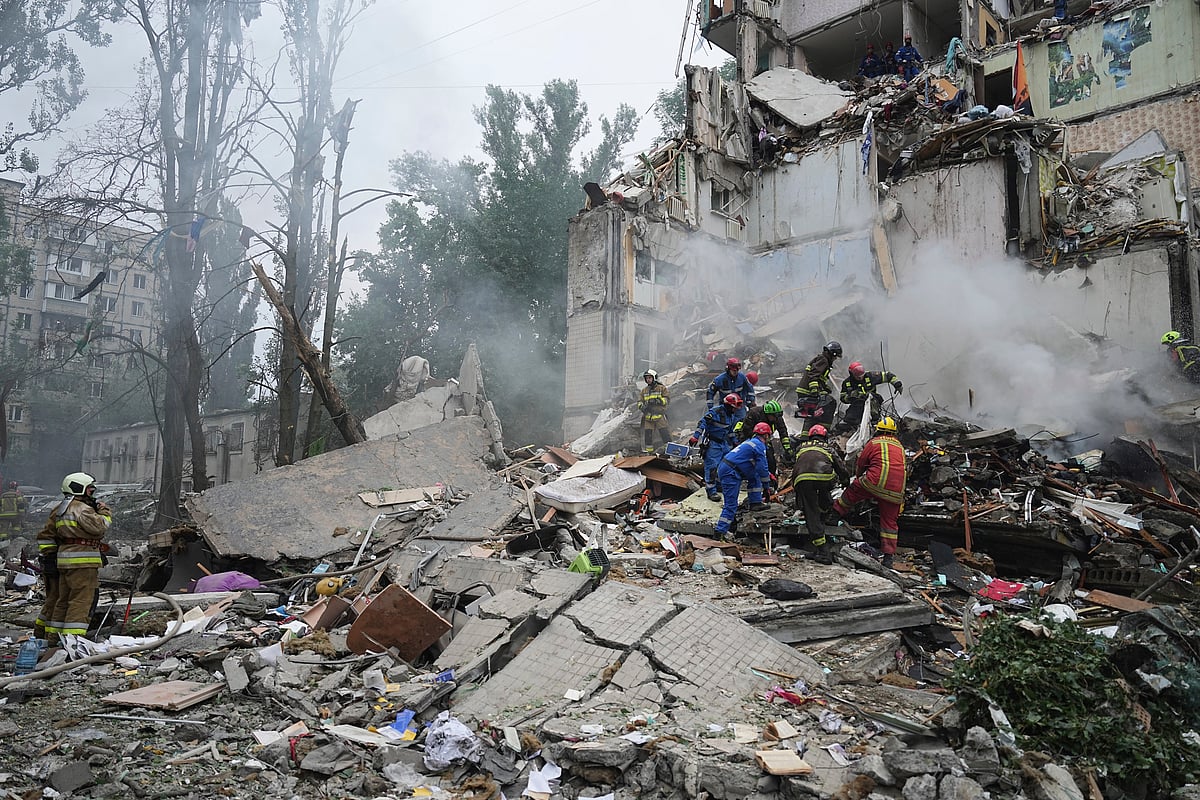 Efrem Lukatsky; AP : Russia’s attacks on Ukrainian cities continue with hundreds of missiles, drones, and glide bombs, injuring civilians.