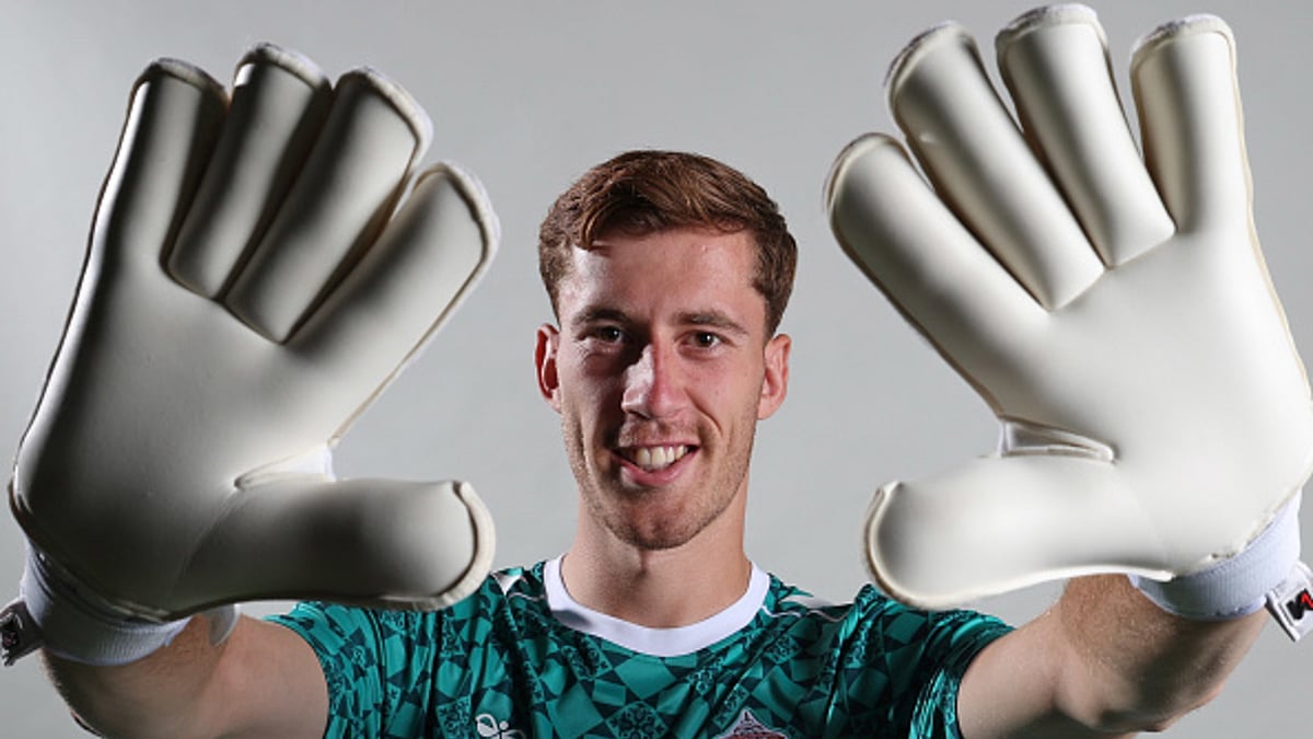 Robin Roefs signs for Sunderland.