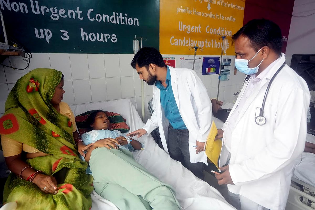 PTI Photo/Nand Kumar : Barabanki: Doctors attend to an injured person undergoing treatment at a hospital following the stampede