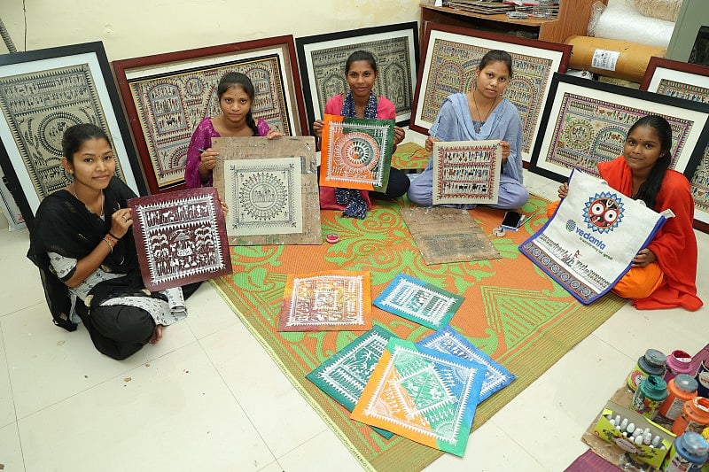 5 girls are showing their crafts