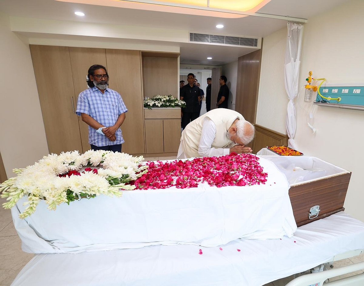 X/@narendramodi : PM Modi pays tribute to late JMM chief Shibu Soren at hospital in New Delhi.