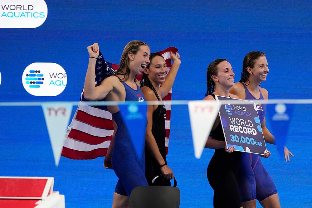 | Photo: AP/Vincent Thian : Singapore Swimming Worlds: Women's 4x100-meter medley relay final