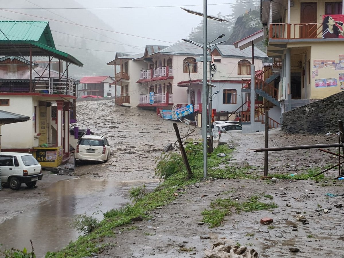 X/@UttarkashiPol : Visual from Uttarkashi, a flash flood swept away homes and vehicles. 