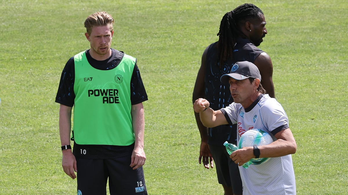 Kevin De Bruyne with Napoli manager Antonio Conte. - File