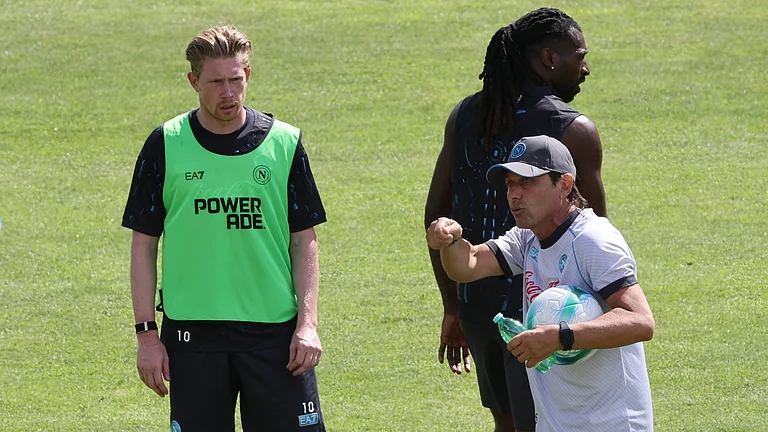 Kevin De Bruyne with Napoli manager Antonio Conte. - File
