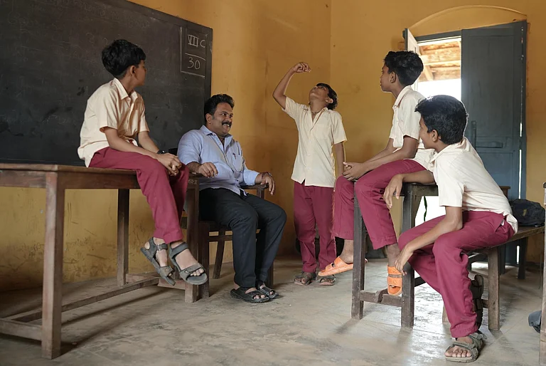 Malayalam film "Sthanarthi Sreekuttan" has prompted school seating revolution in South India - IMDB