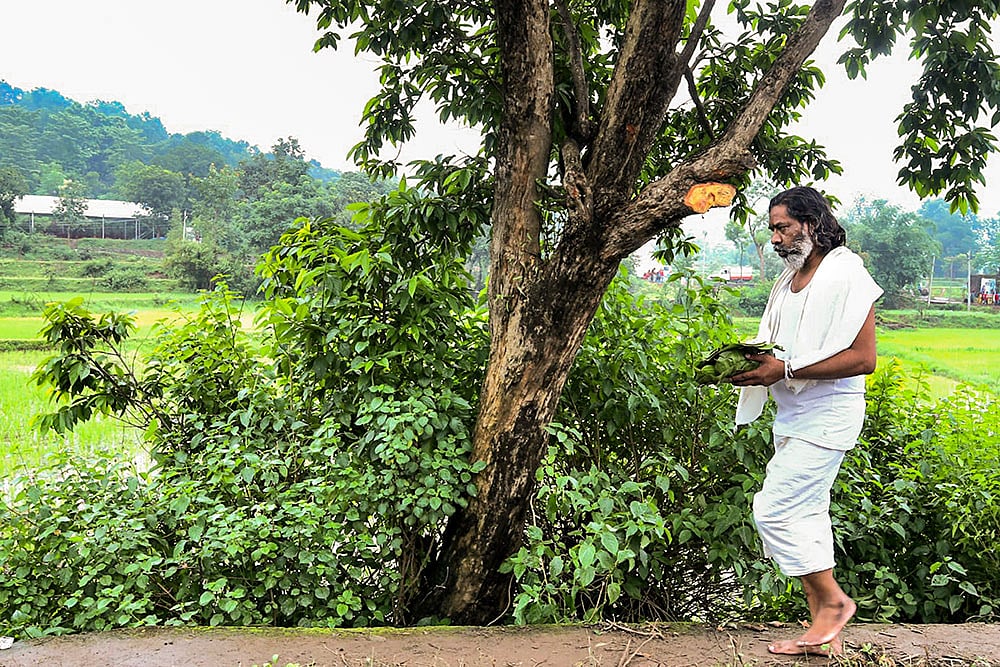 Hemant Soren at Nemra village