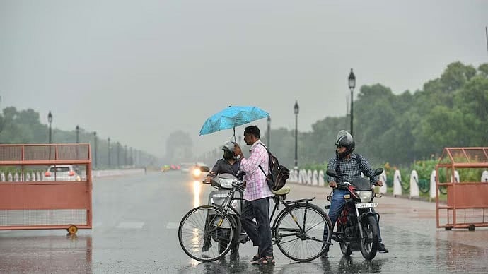 PTI : Heavy rain lashes Delhi