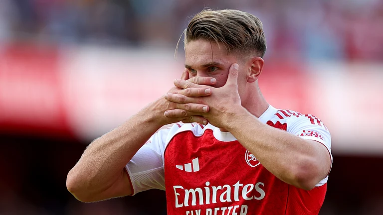 Viktor Gyokeres celebrates his first Arsenal goal - null