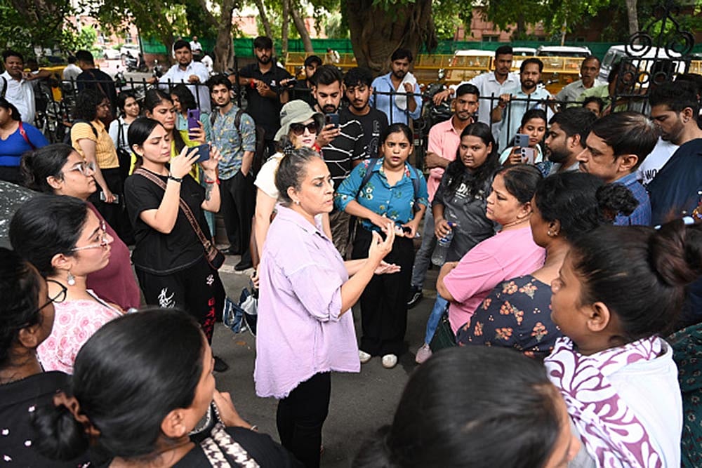 | Photo: Sonu Mehta/Hindustan Times via Getty Images : Dog lovers gather outside Supreme Court