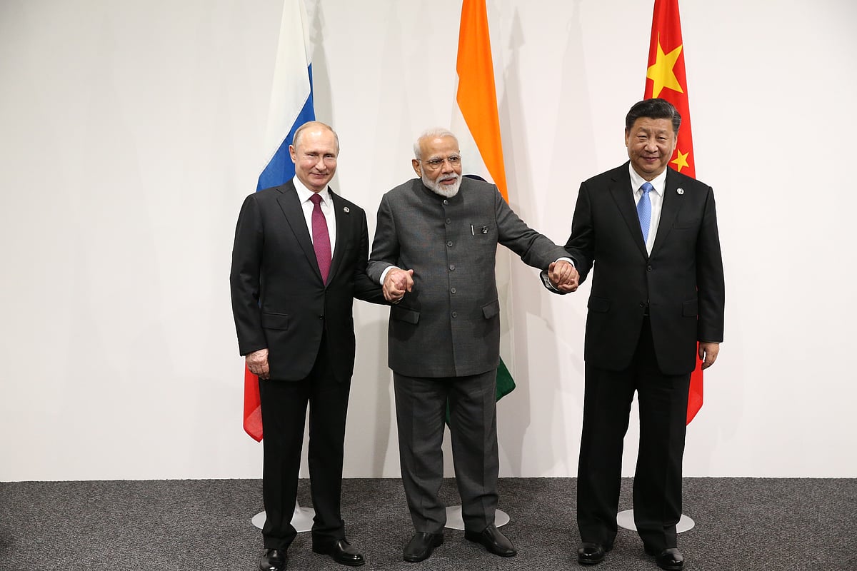 Mikhail Svetlov/Getty Images : Russian President Vladimir Putin (L), Indian Prime Minister Narendra Modi (C) and Chinese President Xi Jinping (R) pose for a group photo prior to their trilateral meeting at the G20 Osaka Summit 2019 on June 28, 2019 in Osaka, Japan. 